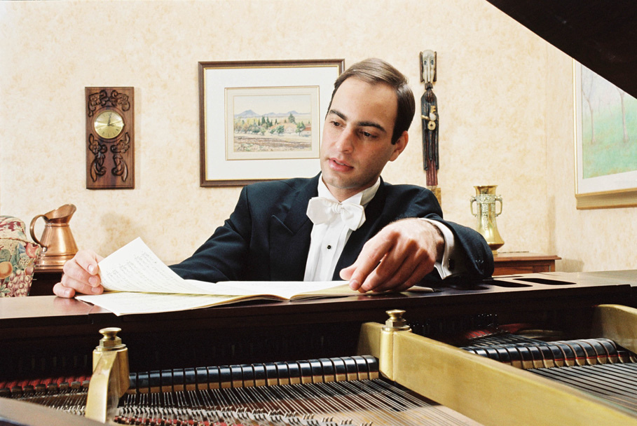 Aviram_Reichert_21.jpg (213892 bytes)